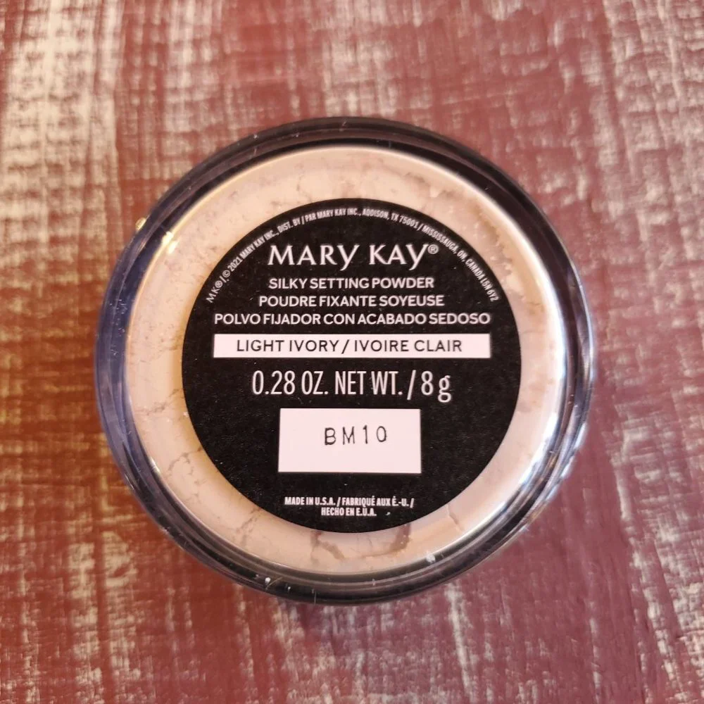 Light Ivory Silky Setting Powder Mary Kay